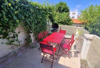 LEON GAMBETTA F2 TERRASSE JARDIN has Balcony rooms