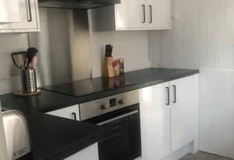 Beautiful Cosy Home - Near Birmingham City Centre allows 18 year olds to book a room