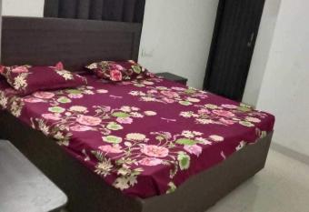 SPOT ON Hotel Deepak Palace allows 18 year olds to book a room