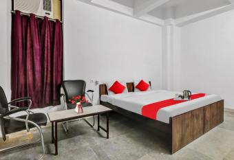Flagship Star Stay Guest House Near It Chauraha Metro Station allows 18 year olds to book a room