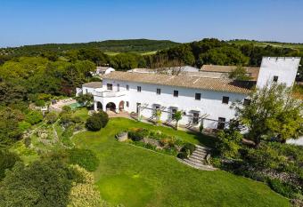 Cortijo de Guerra allows 18 year olds to book a room