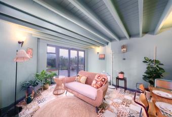 Acer House Stylish garden flat lovely valley view dog friendly central Bath allows 18 year olds to book a room