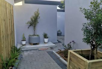 Jangada cottage sun valley fish hoek has rooms with a private hot tub