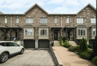 Comfort townhouse close to Airport has Balcony rooms