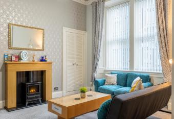 OESIS - Stylish Holiday Home near Edinburgh City Centre allows 18 year olds to book a room
