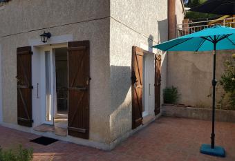 Studio 40m3 proche circuit du Castelet allows 18 year olds to book a room