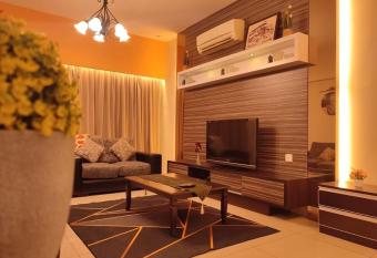 Ipoh Premier Suites @ Kinta Riverfront by DDV has rooms with a private hot tub