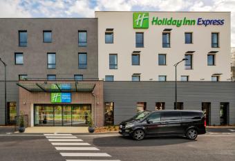 Holiday Inn Express - Marne-la-Vall  e Val d Europe, an IHG Hotel allows 18 year olds to book a room