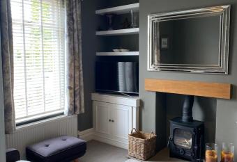 Cheerful and spacious 3 bed home in Clitheroe allows 18 year olds to book a room