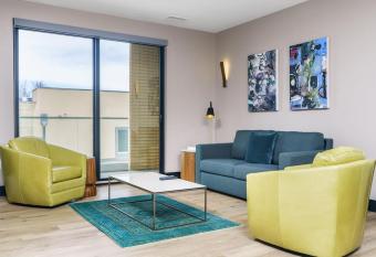 Elegant & Bright Flat W Balcony & Roof Top Patio allows 18 year olds to book a room