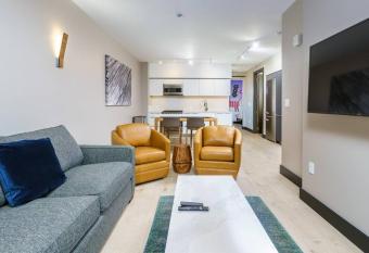 Modern & Sleek Flat W Balcony & Roof Top Patio allows 18 year olds to book a room