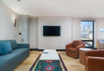 Upscale Flat W Balcony & Roof Top Patio allows 18 year olds to book a room