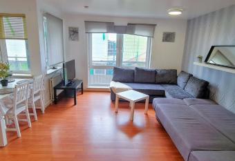 Modern Spacious 3 Bedroom City Centre Apartment - Free Parking - Private Balcony - Excellent Service has Balcony rooms