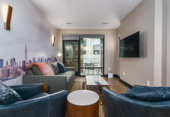 Upscale Accessible ADA Flat W Balcony & Roof Top Patio allows 18 year olds to book a room