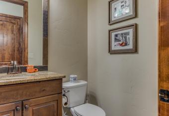 Beyond the Green-Golf View! Across from the Pools! Relax and Enjoy! has rooms with a private hot tub