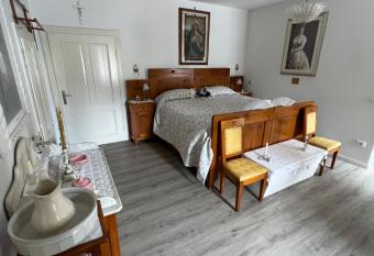 Palazzo Cervesato: Camera Regina Margherita allows 18 year olds to book a room