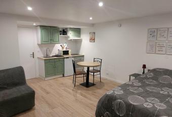 Studio avec jardin proche de la D  fense has Balcony rooms