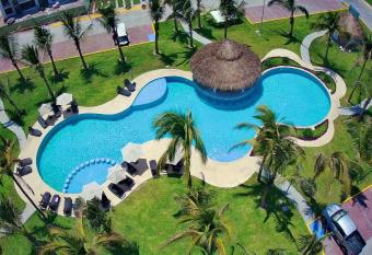 Hermoso condominio con alberca y beach club allows 18 year olds to book a room