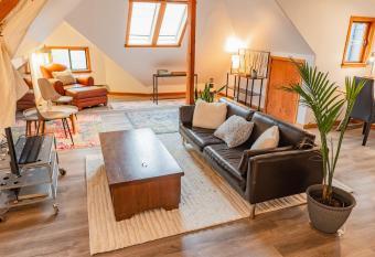Gorgeous 1BR Attic Space - Walk to Cafes & Shops allows 18 year olds to book a room