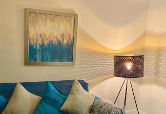 Luxury 2BDR Condo w pool, hot tub, sauna & 10m from Airport has rooms with a private hot tub