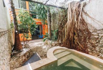 A secret spot in the center of Merida with pool. has Balcony rooms