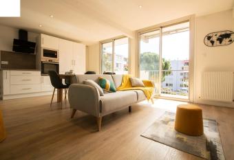 Appart 6 chb, standing, proche Centre,Parking,Clim has Balcony rooms