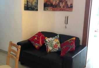 Acogedor y c  modo, 2 hab/ 1 ba  o/parking/gym allows 18 year olds to book a room