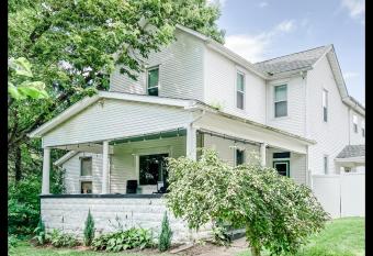 Hilltop Hideaway w/ 5 bdrms, Gameroom & Hot Tub has rooms with a private hot tub