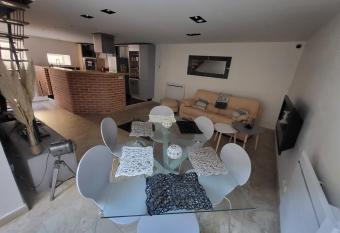 Agr  able Maison de ville    Villefranche sur Sa  ne has rooms with a private hot tub