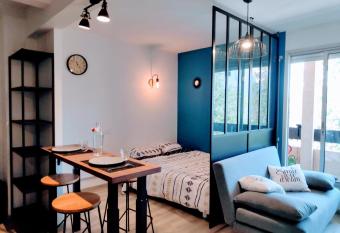 Charmant studio, c  ur de ville has Balcony rooms