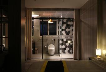 THE QUEENDOR BOUTIQUE HOTEL allows 18 year olds to book a room