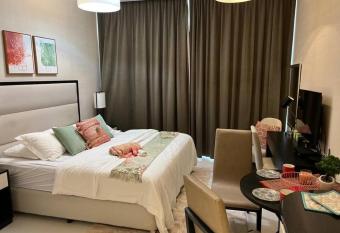 Tranquil Studio at Damac JVC has rooms with a private hot tub