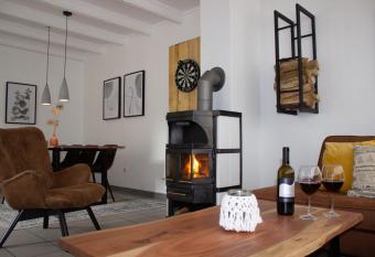 Gem  tliches Fachwerkhaus im Herzen Nideggens allows 18 year olds to book a room