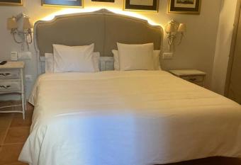 Apartamentos Sharis allows 18 year olds to book a room