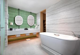 Holiday Inn Resort Guiyang Qingyan, an IHG Hotel has rooms with a private hot tub