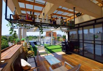 Luxurious Penthouse in Tel Aviv with Pool has rooms with a private hot tub