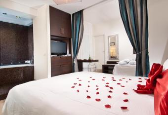 Hotel La Cappuccina has rooms with a private hot tub