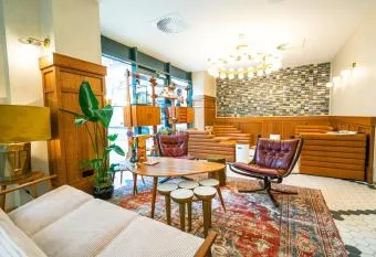 Bright and Spacious room in the hague center has Balcony rooms