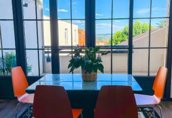 Agr  able appartement c  ur de ville has Balcony rooms