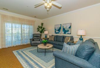 Lakeview Luxury Stunning 2BR 2BA Golf Villa Near Beach allows 18 year olds to book a room