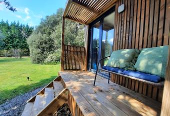 Le lodge des ch  nes allows 18 year olds to book a room