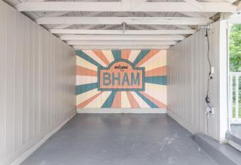 Bham Beauty! 2 King Bed/2 Bath. Renovated In '22 has Balcony rooms