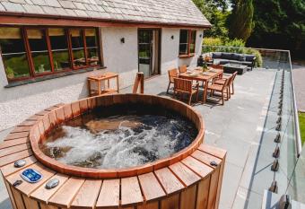 Loughrigg Cottage has Balcony rooms