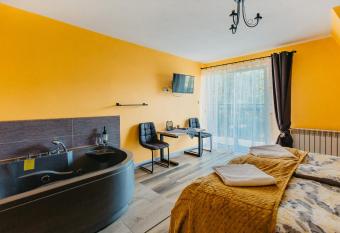 Dunajecko Dziupla has rooms with a private hot tub