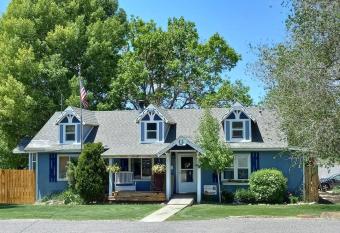 The Goulding Cottage and farm - 8 beds, 3 baths allows 18 year olds to book a room