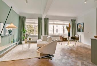 Museum Zuid Exclusive Glamorous Apartment allows 18 year olds to book a room
