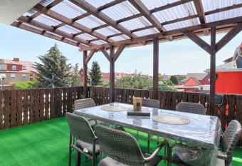 Silkes G  stehaus allows 18 year olds to book a room