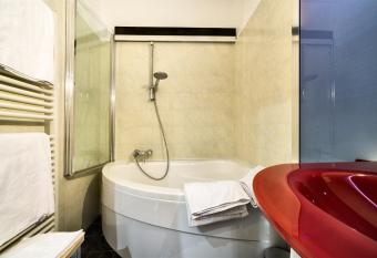 Daytona Business Hotel has rooms with a private hot tub