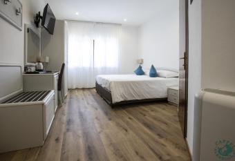 Albergo Cappello e Cadore has rooms with a private hot tub