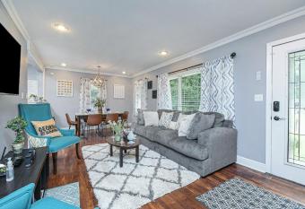 Entire Downtown ATL HOME - 4brd 2bth Near Airport allows 18 year olds to book a room